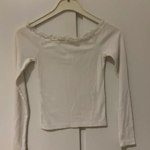 Storlek xs vit topp - En vit topp från bikbok väldigt fin men använder inte är i storlek xs men har S oftast och den passar mig bra 