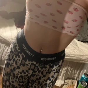 Byxor - Leopard träningsbyxor ifrån stronger i storlek XS! Super fina! Frakt: 30Kr. HÖGSTA BUD 200!