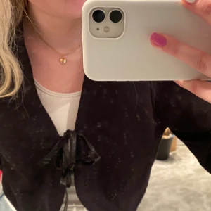 Tröja med knyte - Säljer denna skit fina tröjan med knyte köpt från second hand! Storlek XS-M beroende på hur lång man vill att tröjan ska vara. Köparen står för frakten