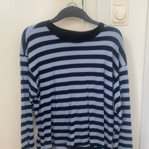 Tröja   - Säljer denna fina randiga långärmade tröja från monki. 