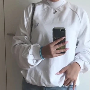  Vit sweatshirt - Vit sweatshirt köpte den i somras på junkyard, har använt ett fåtal gånger så är i bra skick. Säljer för använder aldrig!!