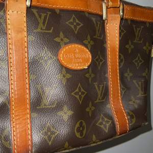 Thriftad LV väska med Louis Vuitton logos 🧳 