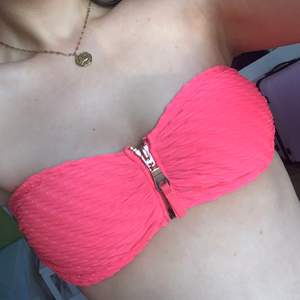 Hot pink bikinitopp, inte en del av ett set! Från BikBok! Sitter fast och åker inte ner! Storlek: 38