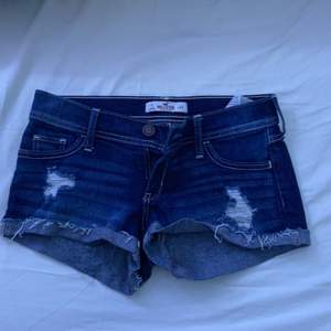 Ett par mörkblåa shorts från märket  Holliser som är i väldigt fint skick då jag aldrig använt de utan bara provat de då jag insåg att de var allt för små för mig💕💕