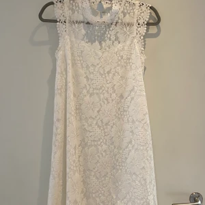 Dry lake klänning storlek xs - Mycket gott skick, endast använd en gång. Storlek xs, men hade passat xs-s. Perfekt klänning till sommaren/skolavslutning! OBS! Köparen står för frakt