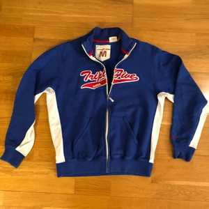 Triple 5 Soul blå tröja - Tröja av märket Triple 5 Soul. Begagnad i bra skick.