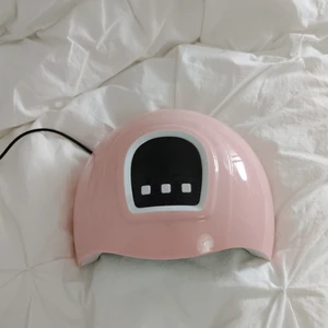 Uv lampa  - Uv lampa till för gelé naglar ä, inbyggd sensor som startar när man tar in handen, aldrig använd då jag har två lika dana💕