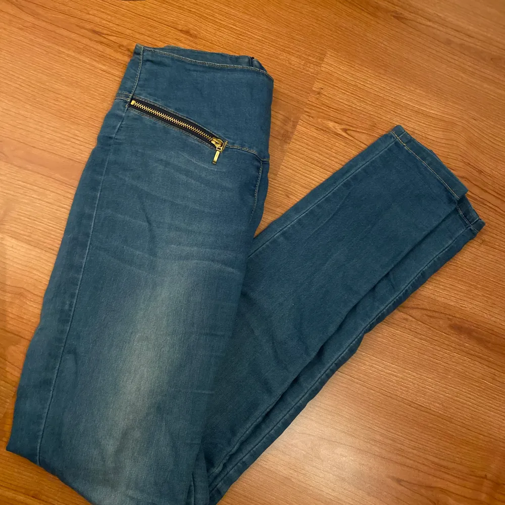 Snygga jeans från vero Moda i storlek XS/S. Säljes för 50kr, frakt tillkommer ❤️. Jeans & Byxor.