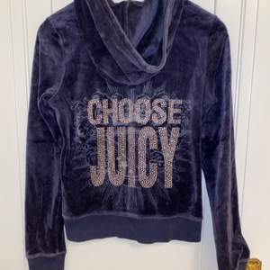 Mörkblå juicy couture-tröja med glitterttryck på ryggen. Storlek M men passar XS-S. Använd men i bra skick!