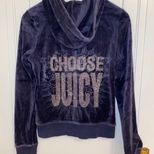 Juicy Couture-tröja - Mörkblå juicy couture-tröja med glitterttryck på ryggen. Storlek M men passar XS-S. Använd men i bra skick!