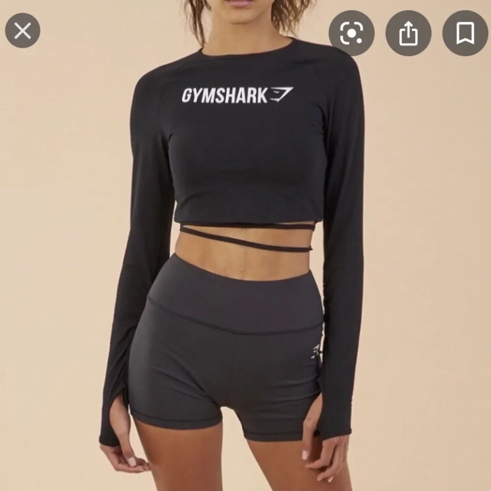 Croppad långärmad träningströja från gymshark. Knappt använd. Snören tillhör tröjan och ingår . T-shirts.