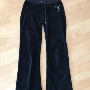 Juicy couture byxor  - Säljer mina Juicy couture byxor då dom inte längre passar och jag inte använder dom🥰 bra sick knappt använda🤩 lite slitningar på knapparna där bak men annars bra❤️