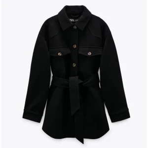 Belted overshirt jacket - Säljer min fina jacka från zara i storlek S. Har tyvärr ingen användning för den, eftersom den är slutsåld i hemsidan så tänkte jag sälja den.  (Ny pris 559kr).  Priset kan diskuteras vid snabb affär!🌸 (Angående frakt kan även diskuteras)🦋