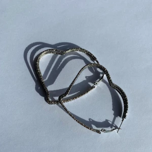 Gulliga hjärt hoops (gratis frakt 🚚) - Super söta örhängen som ser ut som hjärtan. De är knappt använda och i jätte bra skick! 🦋