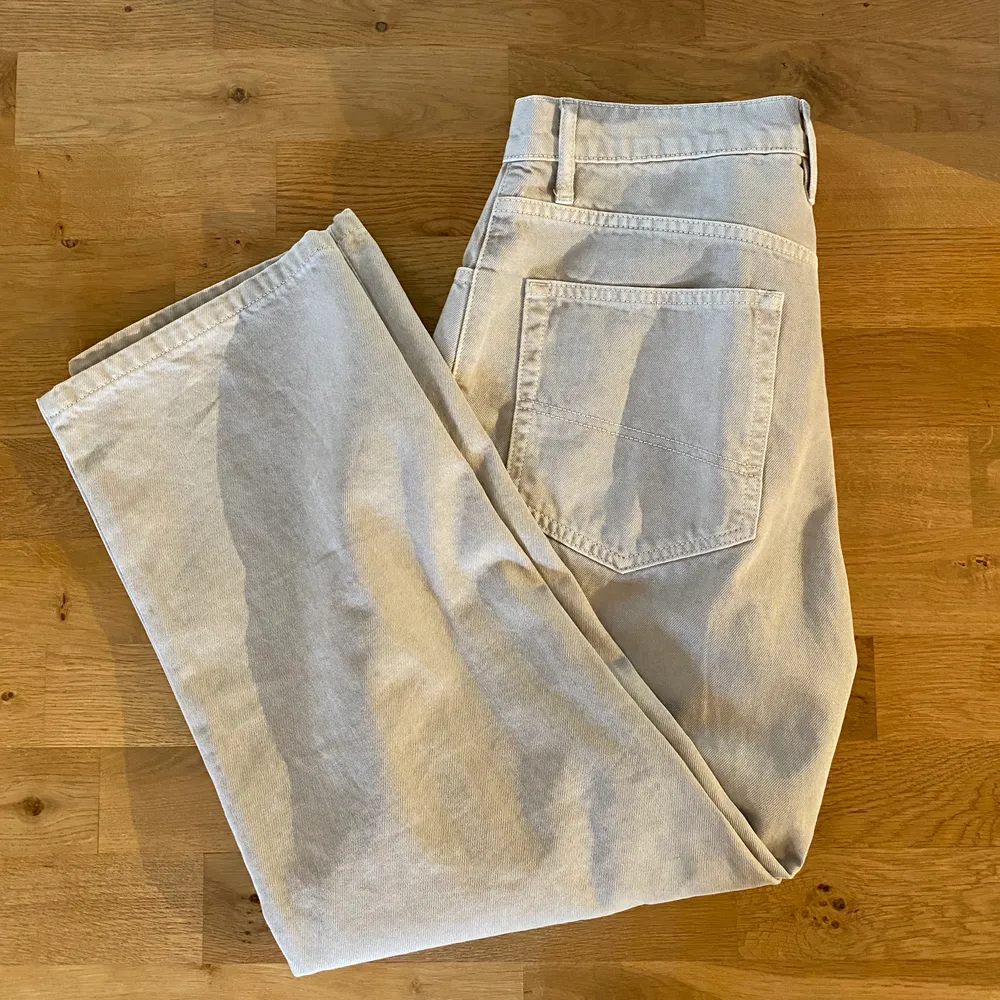 Beiga jeans från Weekday, oanvända . Jeans & Byxor.