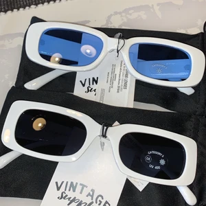 Populära solglasögon!! - Säljer helt oanvända populära solglasögon. De svarta är väldigt mörka när man har på sig de och de blåa är ljusare och man ser lite klarare. Påse till solglasögonen medföljer!! 210kr styck eller 400kr för båda. Köparen står för frakt‼️