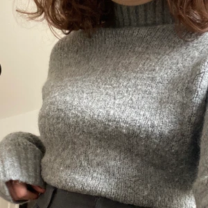 Mysig stickad polo - Stickad grå tröja i bra skick🌸