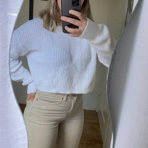 Stickad vit tröja - En vit stickad tröja i storlek M. 