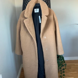 Cubus kappa stl S  - Brun teddykappa från Cubus stl S. Inget teddyfoder inuti. Varm och gosig. Nu skick, aldrig använd, prislapp kvar. 