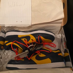 Nike dunk off white -  Off white Michigan dunks på g i 43. Bra condition, 8/10 (använda tre gånger). All og och kvitto från trés bien. Bud från 3500 och Bin på 4200