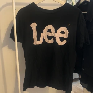 Lee  - Lee t shirt i strl s. 100 kr + frakt 💞