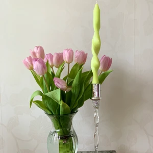 TWISTADE LJUS- Easter candy 🍬 - Vi är tre tjejer som har ett uf företag som gör twistade ljus. Vi går sista året på stylist gymnasium, skulle vara rolig om ni ville köp ljus av oss.