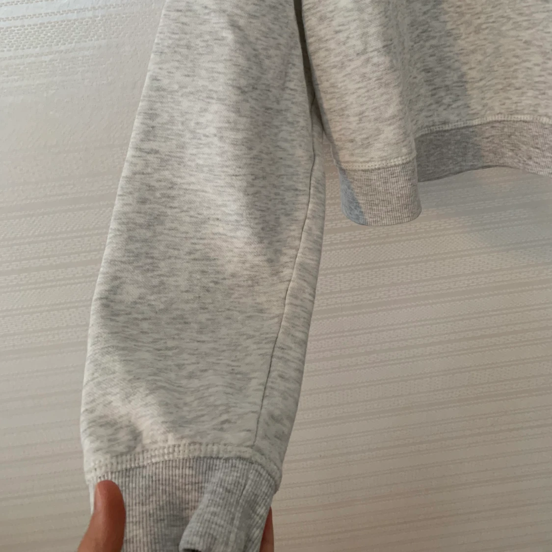 Grå Croppad Hoodie - 91