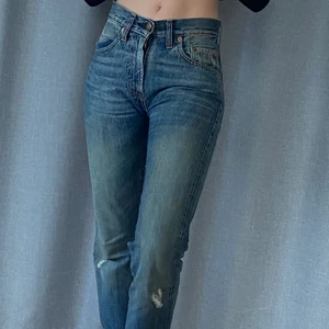 Vintage Levis jeans - Vintage Levis jeans från 1995 LVC. Ordinarie pris ca 2700. De är lite tajta med töjer sig efter ett tag. Använda runt 15 gånger, bra skick. Ni kan buda i kommentarerna eller skriva till mig privat. Priset börjar på 800kr. Frakt står köparen för, ingen retur.