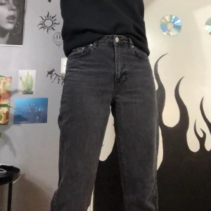 Gråsvarta jeans - Säljer dessa jeansen då dom blivit för korta enligt mig (är 168) bara använda ett fåtal gånger och är i så gott som nyskick!
