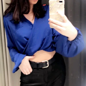 Blå blus från Bikbok strl: M  - Blå blus (omlott) i silke material, säljer den pga att den inte kommer till användning. Använt 1 gång så den är som ny! 💙