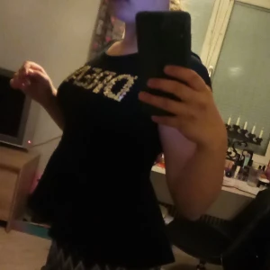 Vålang t-shirt storlek 134/140 - En fin vålang t-shirt. Det står dream på den med paljetter 