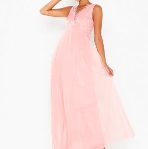 VIULRICANA Festklänning Rosa  - Mjuk mycket vacker fest klänning. Aldrig använd. Ordinarie pris var 649kr, säljer för 350kr. Priset går att diskutera. Tyget är super mjukt och skönt att ha på sig. Fint mesh tyg. 