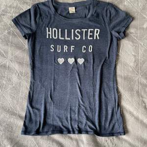 Fin T-shirt från Hollister. Mjuk och skön.