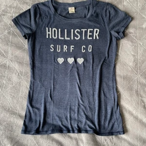 T-shirt  - Fin T-shirt från Hollister. Mjuk och skön.