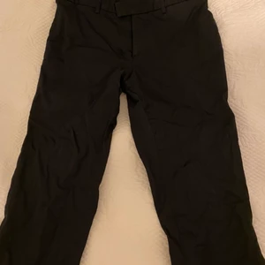 Filippa K byxor - Säljer mina svarta Filippa K byxor, byxorna är i befintligt skick.