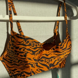 Bikinitopp  - Orange aktig Bikinitopp ifrån H&M, har justerbara axelband är och en aning vaddering inuti. Har aldrig kommit till användningt tyvärr  har endast testa den en gång! Betalning sker via Swish💸✨