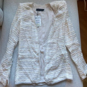 Sommarkavaj från Zara  - Oanvänd Zarakavaj Stl XS. Lite skrynklig pga har ledat i veckan en låda sen i somras men annars i nyskick! Org pris 1159kr