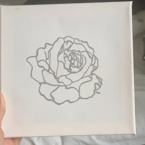 Handgjord tavla - Tavla jag målat själv i silver, lite märken på baksidan av ramen, inget som märks(se sista bilden) 50kr bud, avslutas 15 mars