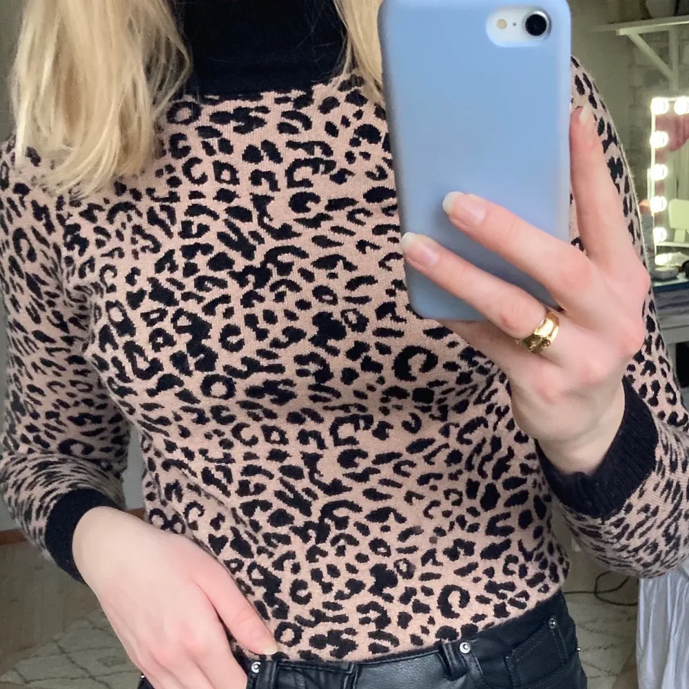 Fin stickad tröja med leopardmönster och polokrage. Den är i fint skick, bara använd ett fåtal gånger. Köpt från Asos. Köparen står för frakten🤎🤎🤎. Stickat.