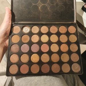Morphe 35T palette  - Så fin palette från morphe! Färgerna är varma och mot brun/guldig ton! Använt sparsamt men en av ögonskuggorna gick sönder så jag säljer den till billigare pris! 
