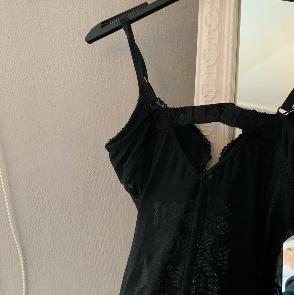 En spetsbody med string ifrån H&M, nypriset är 299kr. Använd en nyår sen bara hängt i garderoben, nyskick och inga spår på användning. Den har inlägg och är i storlek 36. Hör av dig om du vill ha fler bilder på den eller om du har frågor, frakt tillkommer ✨💓 #spetsbody #H&M. Toppar.