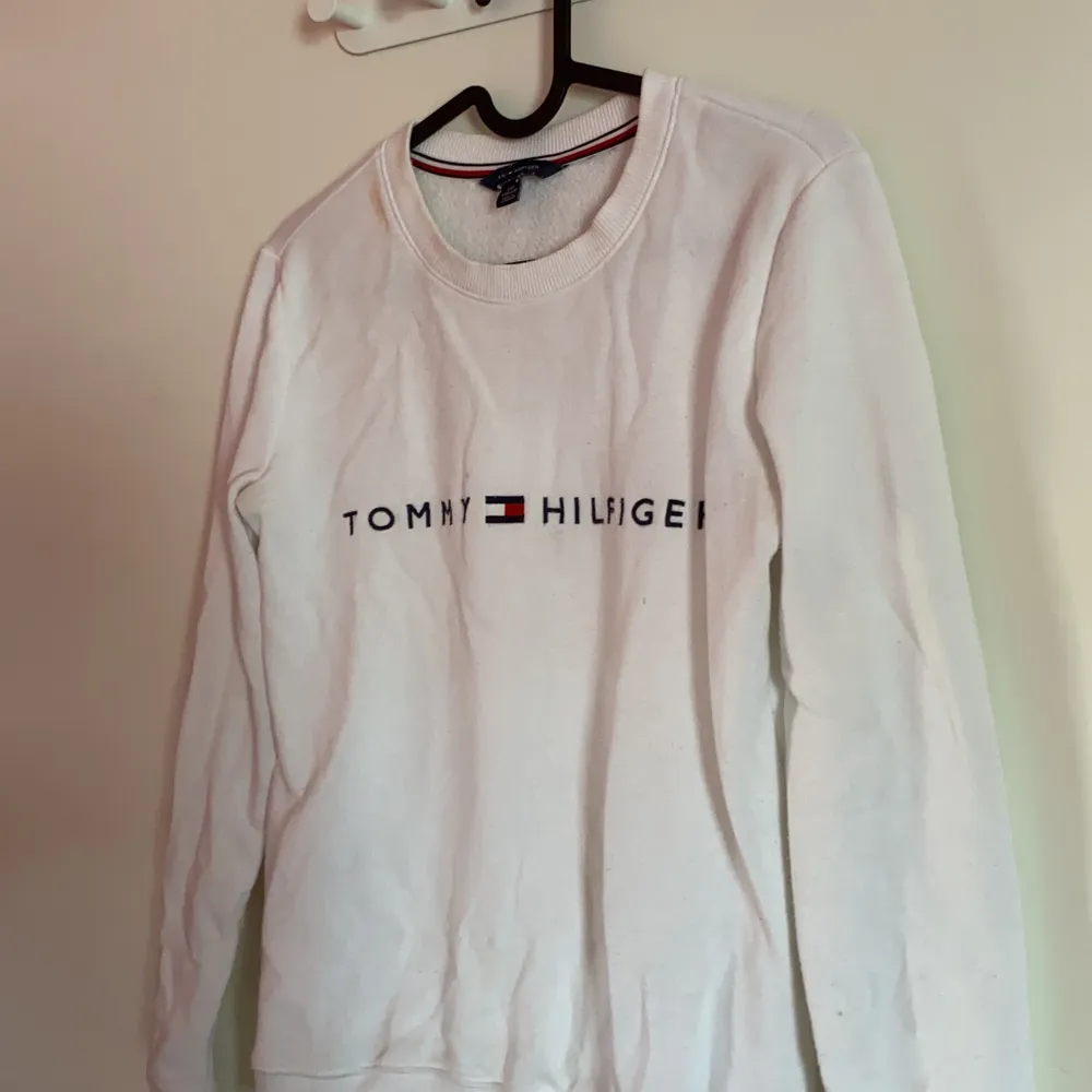 Vit sweatshirt från Tommy hilfiger . Hoodies.