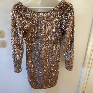 Party klänning - Säljer denna sjukt coola party blåsa ifrån NA-KD. Har aldrig kommit till användnig tyvärr, lappen kvar!! Sitter super snyggt med öppning i ryggen.