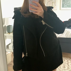 Mocka/teddy biker från Zara - Svart jacka från Zara i strl M. Utsida i mockaimitation och insida i teddy. ”Skinnjacka” stil samt passform. Jackan har fickor och detaljer vid kragen, dragkedja vid ärmslut som går att dra upp. Jag är vanligtvis storlek M och på mig sitter jackan figurnära och inte så mycket plats över så skulle säga att den passar S/M eller mindre beroende på önskad passform:) köpt för drygt 3 år sedan för ca 600kr, säljer för 250kr + frakt! Fortfarande i nyskick 