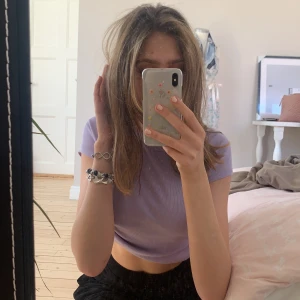 lila söt topp  - en lila t-shirt i superbekvämt material !!💜💜💜 köpt på monki , nästintill aldrig använd. superfin tröja nu till sommaren !!🥰😍😍