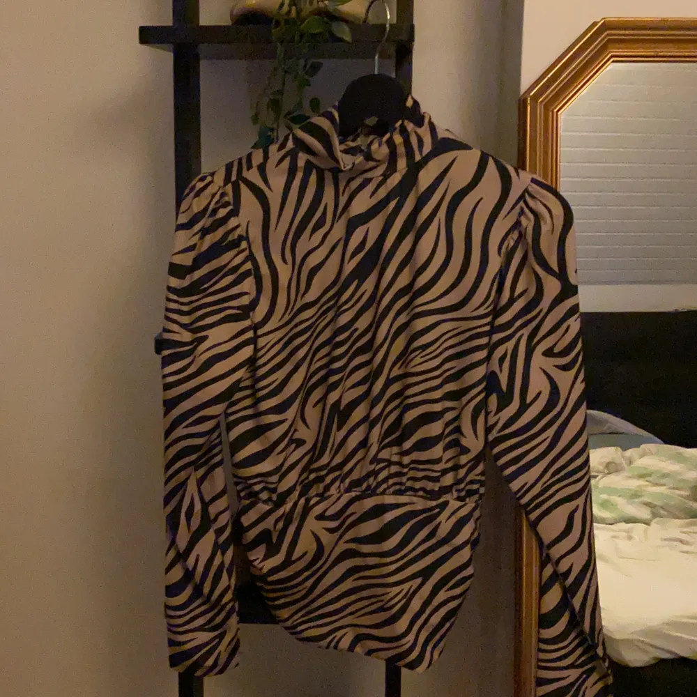 Säljer en zebra-tröja aldrig använd, köparen står för frakten! 💓. Blusar.