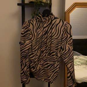 Säljer en zebra-tröja aldrig använd, köparen står för frakten! 💓