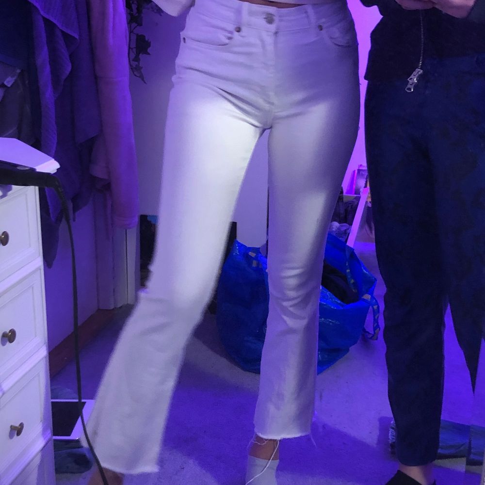 Vita jeans från zara som är kort i modellen med utsvängning nedtill. Storleken är 34.. Jeans & Byxor.