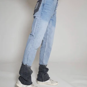 Dippen jeans - Högmidjade jeans i boyfriend modell. Påsydd svart bakficka samt förlängning vid byxbenets slut. Ursprungligen H&M jeans som är omgjorda av Scannable UF. Genom att skanna en QR-kod som finns fäst på plagget kan du läsa mer om materialet och dess miljöpåverkan! ✨💗😆