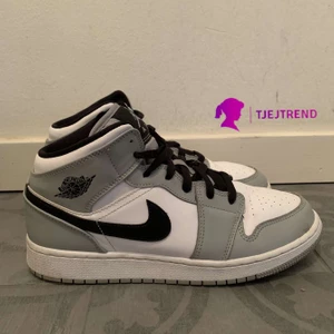 Nike Jordan 1 Mid - Nike Air Jordan 1 Mid ’Light Smoke Grey’ Skick: 9/10 (Nästan nyskick) Storlek: 39 Pris: 1599 kr eller bud Fraktas spårbart för 66 kr med postnord📦 Tveka inte att skicka ett DM om du har en fråga🥰  #tjejtrend